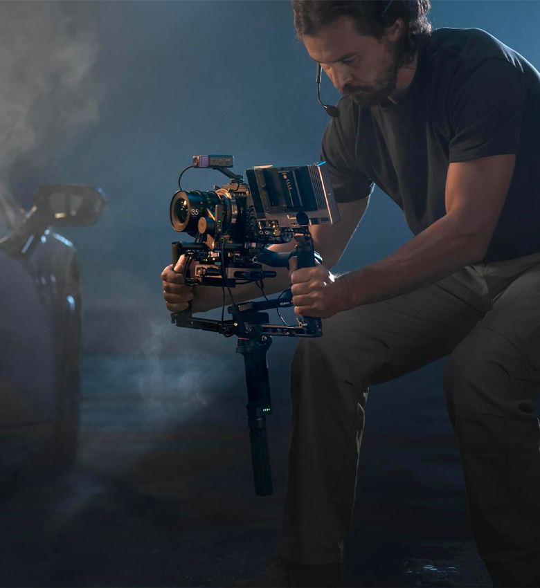 DJI RS 4 Pro Combo, Bundle, DJI Ronin, Stabilisateur Nacelle 3 Axes pour Caméras DSLR et Ciné Canon/Sony/Panasonic/Nikon/Fujifilm, Prise de Vue Verticale, Charge Utile de 4,5 kg, Émetteur d’Images, Moteur Focus Pro