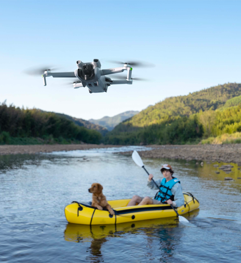 Bundle DJI Mini 3 Fly More (DJI RC) – Mini drone caméra léger et pliable avec vidéo 4K HDR, temps de vol de 38 minutes, Prise verticale réelle et fonctions intelligentes.